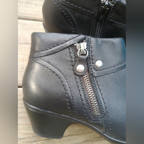 Clarks | Black Leather Ankle Booties Side Zip W/ Studs Women's Size 6.5 - Picture 6 of 15